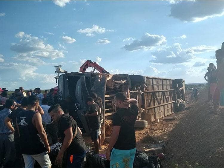 Motociclista morre e ônibus da banda ‘Gatinha Manhosa’ tomba em rodovia do Piauí