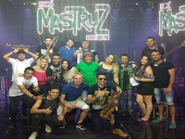 Ensaio Interativo - Mastruz com Leite presenteia fãs com Especial Junino