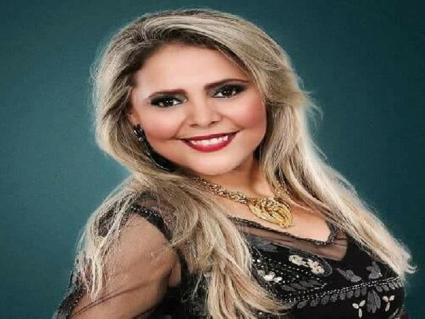 Cantora Eliza Clívia morre em acidente automobilístico