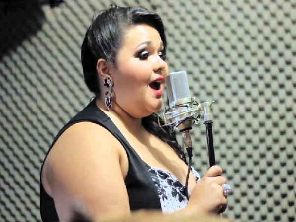 Cantora Paula Viller lança clipe em carreira solo