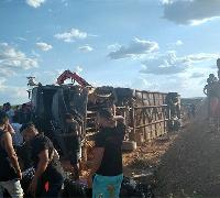Motociclista morre e ônibus da banda ‘Gatinha Manhosa’ tomba em rodovia do Piauí