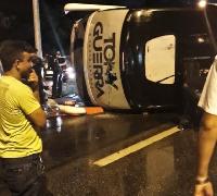 Ônibus da Banda Forró Sacode tomba na BR-116 e deixa feridos em Fortaleza