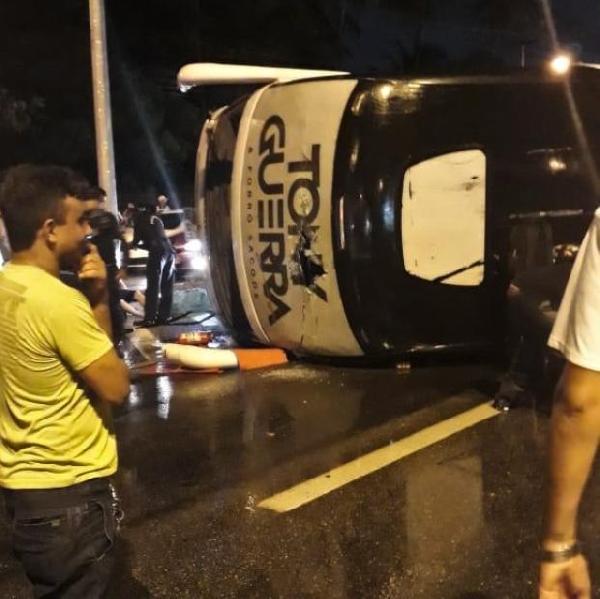 Ônibus da Banda Forró Sacode tomba na BR-116 e deixa feridos em Fortaleza